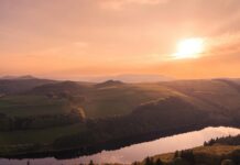 UK off track and confused on climate goals, says CCC report Rolling green hills in England reflect the afternoon light in England which, according to a new report from the Climate Change Committee, is not on track to meet its net zero goals