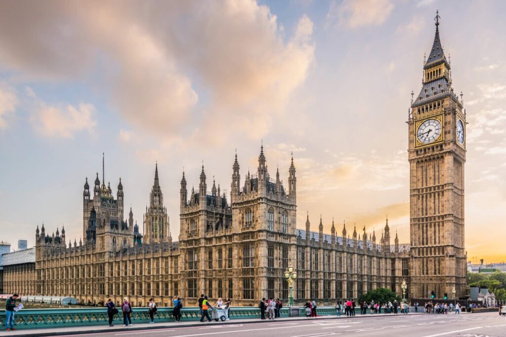 Big Ben and parliament from across the street as the sun sets behind